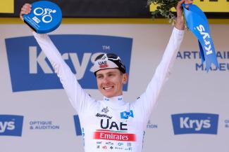 Tadej Pogacar bei der Siegerehrung einer Tour-de-France-Etappe im Weißen Trikot des besten Nachwuchsfahrers