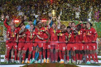 Die Mannschaft von RB Leipzig mit dem DFB-Pokal bei der Siegerehrung 2023
