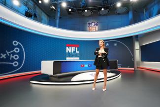 Moderatorin Jana Wosnitza im NFL-Studio von RTL