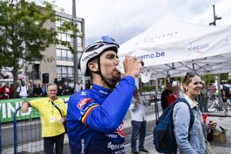 Radprofi Dries de Bondt trinkt ein Bier nach einem Rennen