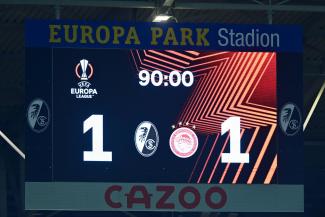 In der vergangenen Saison spielte der SC Freiburg 1:1 gegen Piräus. Die Tafel im Europa-Park-Stadion zeigt das Ergebnis an.