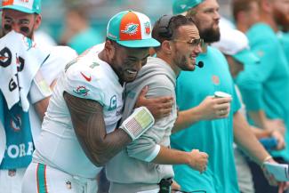 Dolphins-Quarterback Tua und Head Coach Mike McDaniel lachen gemeinsam