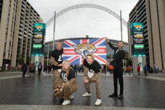 Fans der Jaguars posieren mit einem Union Jack, der mit dem Franchise-Logo versehen ist, vor dem Wembley Stadium