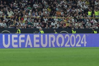 Eine Werbebande in einem Stadion zeigt den Schriftzug "UEFA EURO 2024"