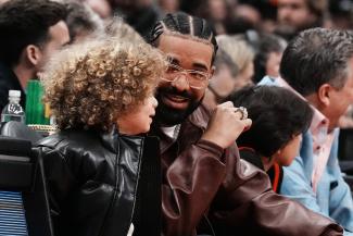 Rapper Drake gemeinsam mit seinem Sohn bei einem Spiel der Toronto Raptors