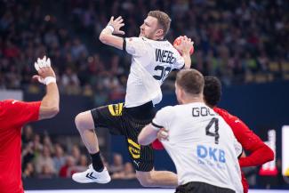 Handball-Nationalspieler Philipp Weber bei einem Sprungwurf während eines Vorbereitungsspiels gegen Ägypten. Unten steht Johannes Golla.