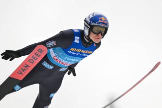 Skispringer Andreas Wellinger in der Luft während der Qualifikation in Innsbruck