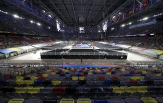 Die zum Handball-Stadion umgebaute Düsseldorfer Merkur-Spiel-Arena mit Zusatztribünen im Innenraum