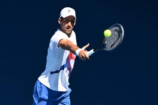 Novak Djokovic schlägt einen Ball beim Training im Vorfeld der Australian Open