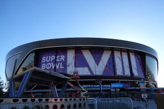 Das Allegiant Stadium in Las Vegas im Design des Super Bowl LVIII