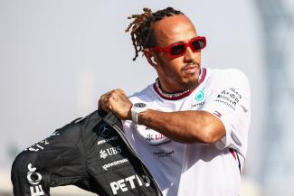 Lewis Hamilton zieht seinen Mercedes-Rennanzug an