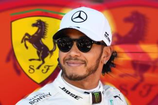 Fotomontage: Lewis Hamilton im Mercedes-Outfit vor einem Ferrari-Logo