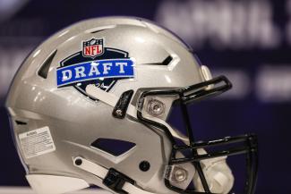 Ein silberner Football-Helm mit dem Logo des NFL-Draft 2024