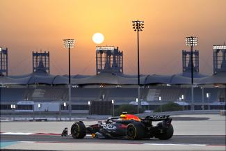 Max Verstappen fährt an einer leeren Tribüne vorbei während der Testfahrten in Bahrain