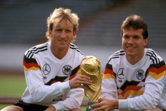 Andreas Brehme und Lothar Matthäus nach dem WM-Sieg 1990