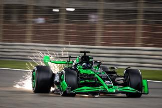 Valtteri Bottas in seinem Stake-Auto auf der Strecke in Bahrain
