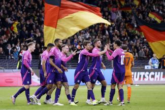 Das deutsche Team jubelt mit Niclas Füllkrug nach dessen Tor gegen die Niederlande