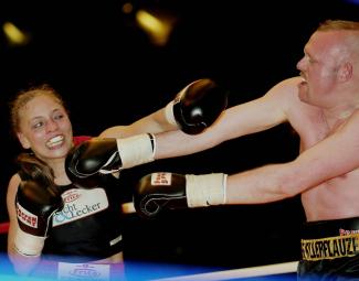 Regina Halmich und Stefan Raab während ihres Boxkampfes 2007