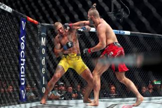 Alex Pereira und Jiri Prochazka während ihres Kampfs im November. Beide sind auch bei UFC 300 am Start.