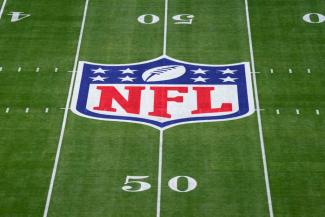 Das NFL-Logo auf einem Spielfeld