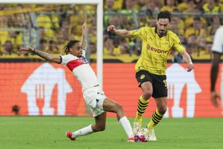 Bradley Barcola von PSG und Dortmunds Mats Hummels kämpfen während des Hinspiels um den Ball
